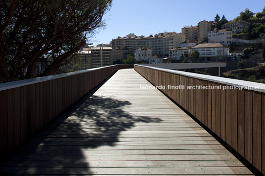 ponte de pedestres sobre a ribeira da carpinteira carrilho da graça