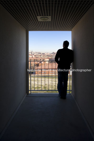 building in vallecas paulo mendes da rocha