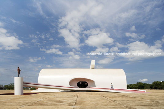 memorial coluna prestes oscar niemeyer