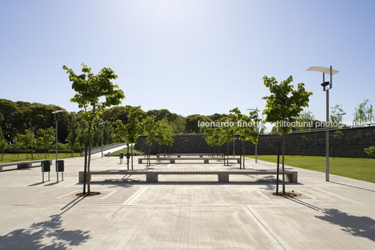 mujeres argentinas park at puerto madero sebastian vila