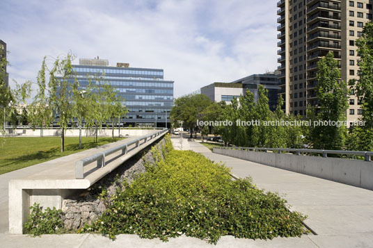 mujeres argentinas park at puerto madero sebastian vila