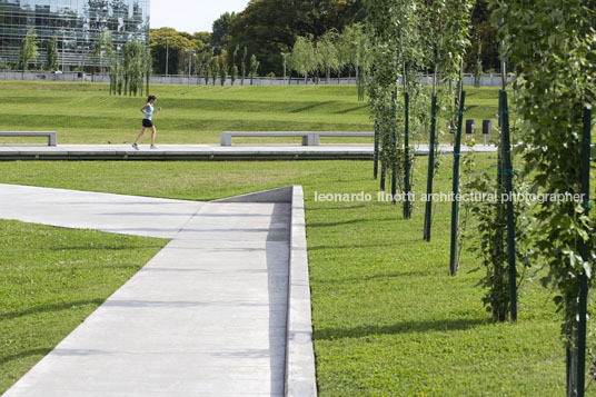 mujeres argentinas park at puerto madero sebastian vila