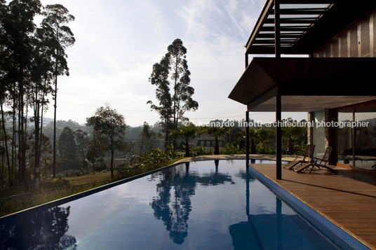 house in tamboré gálvez & márton arquitetura