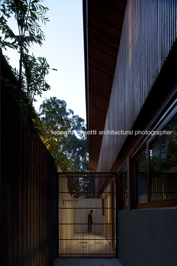 house in tamboré gálvez & márton arquitetura