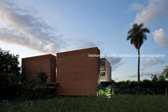 house in the air tda (taller de arquitectura)