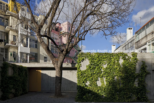 duas casas em santa isabel bak gordon arquitectos