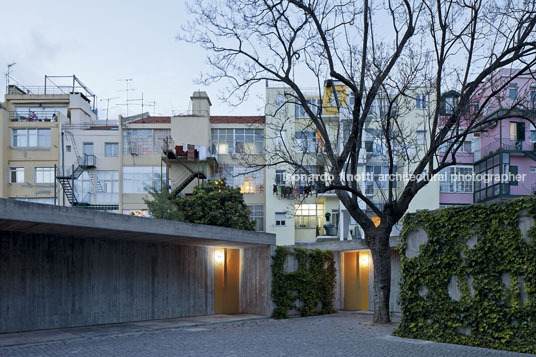 duas casas em santa isabel bak gordon arquitectos