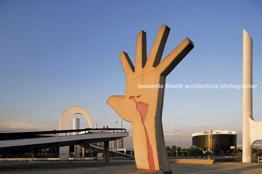 escultura a mão - memorial da américa latina oscar niemeyer