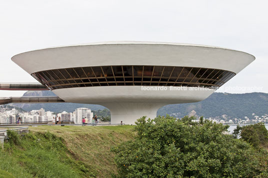 museu de arte contemporânea (mac) oscar niemeyer