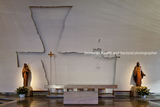 san joaquín campus chapel at universidad católica teodoro fernández 