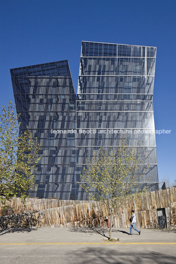 torres siamesas - universidad católica alejandro aravena