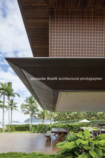 casa jaq - praia da baleia bernardes arquitetura