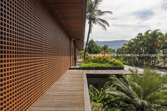 casa jaq - praia da baleia bernardes arquitetura