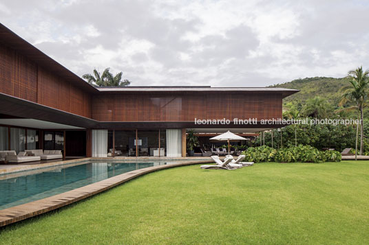 casa jaq - praia da baleia bernardes arquitetura