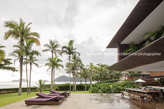 casa jaq - praia da baleia bernardes arquitetura