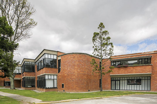 edificio de ciencias economicas - un guillermo bermúdez