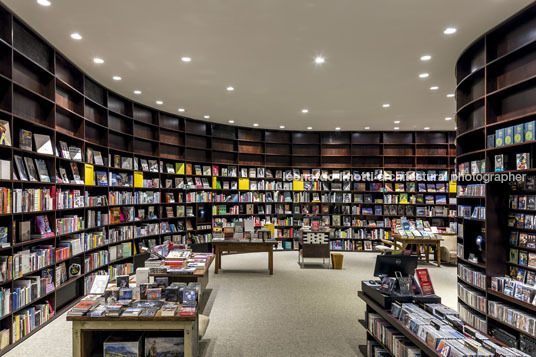 livraria da vila - shopping maia isay weinfeld