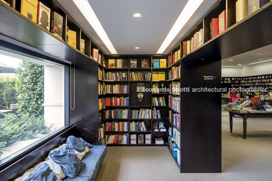 livraria da vila - pátio batel isay weinfeld