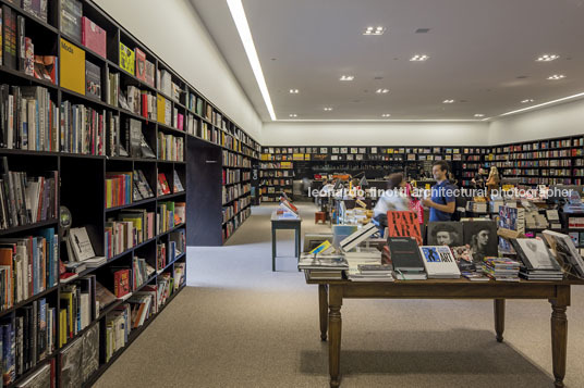 livraria da vila - pátio batel isay weinfeld