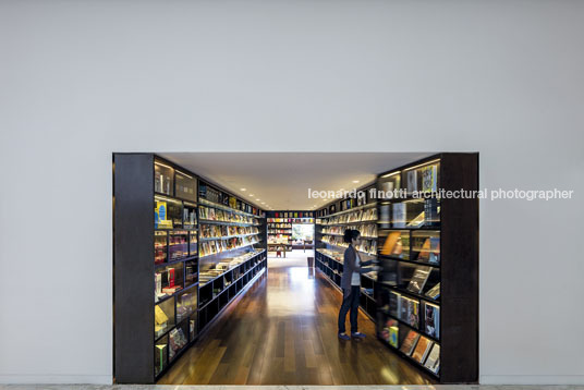 livraria da vila - pátio batel isay weinfeld