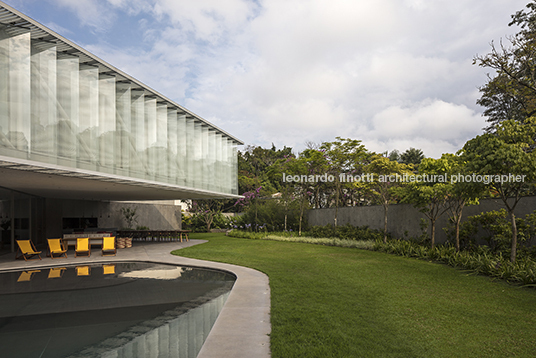 casa triângulo bernardes arquitetura