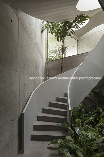 casa triângulo bernardes arquitetura