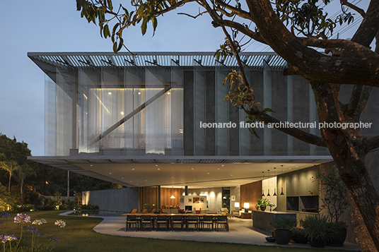 casa triângulo bernardes arquitetura