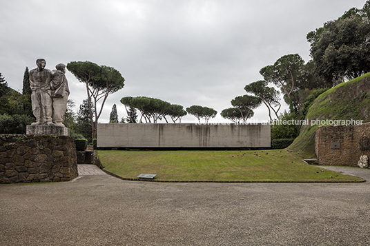 mausoleo fosse ardeatine nello aprile