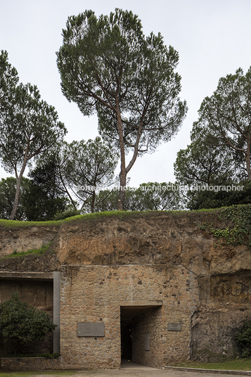 mausoleo fosse ardeatine nello aprile