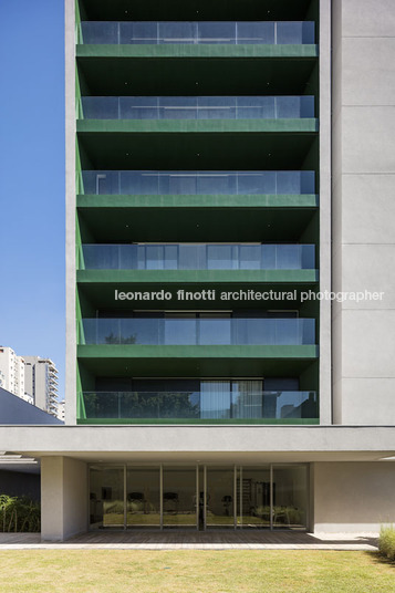 edifício triplo isay weinfeld