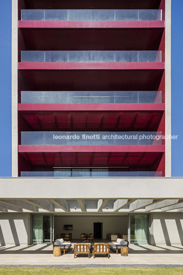 edifício triplo isay weinfeld