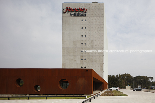 hampton hotel gualano+gualano