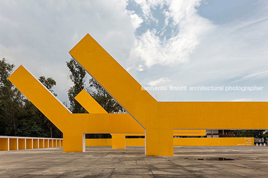 plaza de acceso al parque gonzález gallo fernando gonzález gortázar