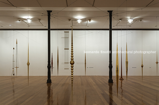 artur lescher: suspensão - estação pinacoteca camila bechelany