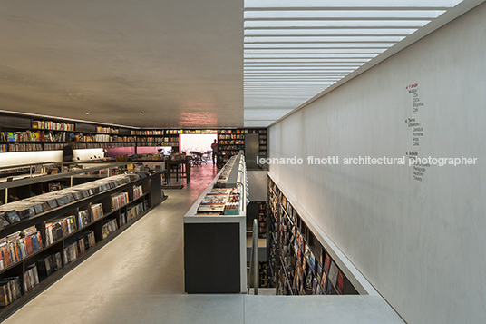 livraria da vila - alameda lorena Isay Weinfeld