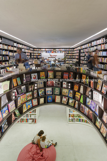 livraria da vila - alameda lorena Isay Weinfeld