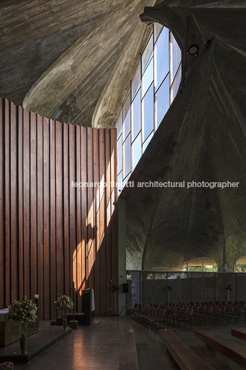 igreja do centro administrativo da bahia joão filgueiras lima (lelé)