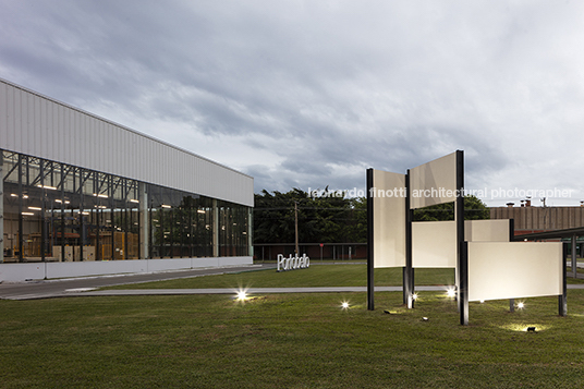 monumento lastras paulo mendes da rocha