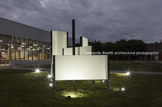 monumento lastras paulo mendes da rocha