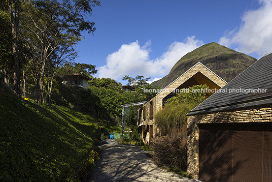 casa de pedra architectare