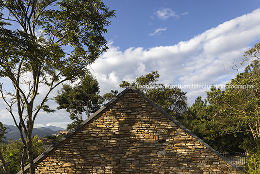 casa de pedra architectare