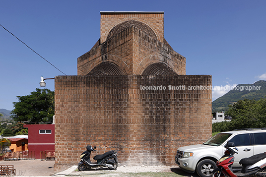 capilla del panteón de jungapeo carlos mijares bracho