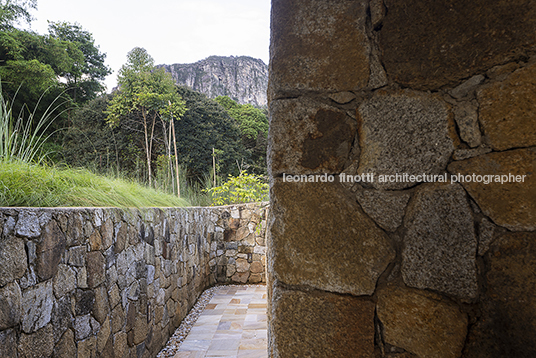 capela ao pé da serra são josé mach arquitetos