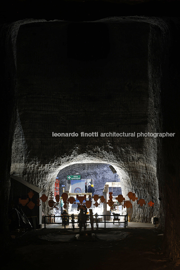 museo subterráneo monumental 180 metros/ catedral de sal yemail arquitectura