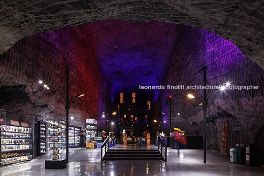 museo subterráneo monumental 180 metros/ catedral de sal yemail arquitectura