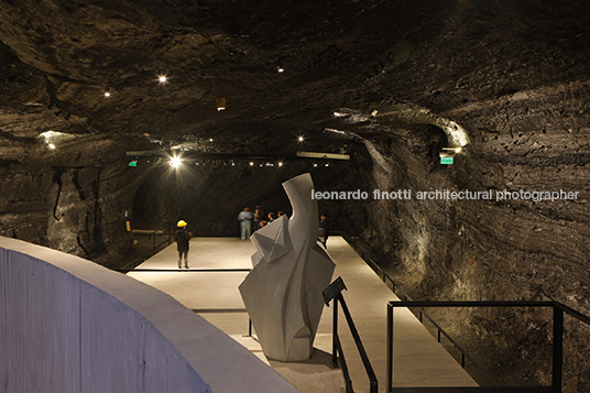 museo subterráneo monumental 180 metros/ catedral de sal yemail arquitectura