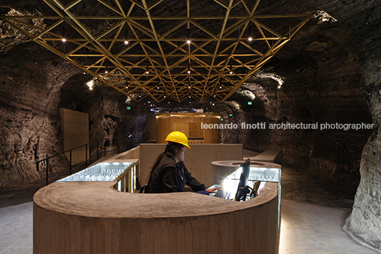 museo subterráneo monumental 180 metros/ catedral de sal yemail arquitectura