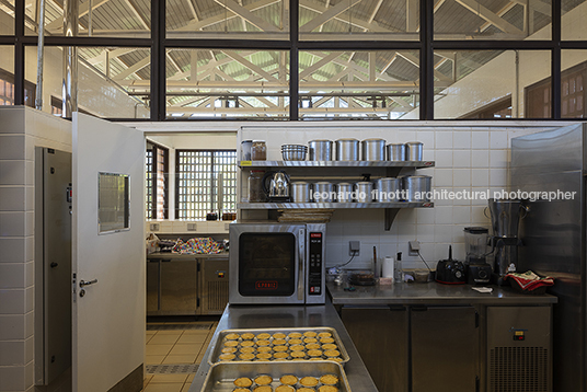 cozinha+loja comunitária mach arquitetos