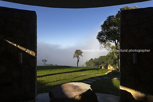 capela ao pé da serra são josé mach arquitetos